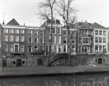 67664 Gezicht op de voorgevels en werfkelders van de huizen Oudegracht 307 (rechts)-317 te Utrecht.